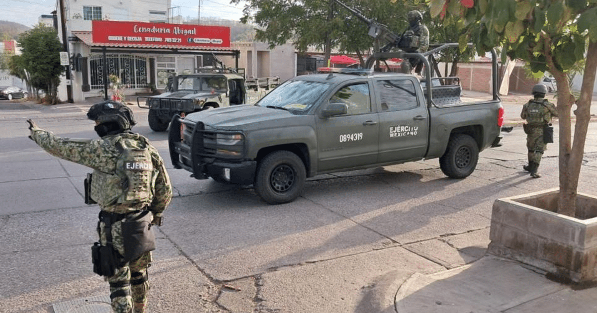 Soldados en operativo militar en Isla Musala, Culiacán, con vehículos militares y un establecimiento al fondo.