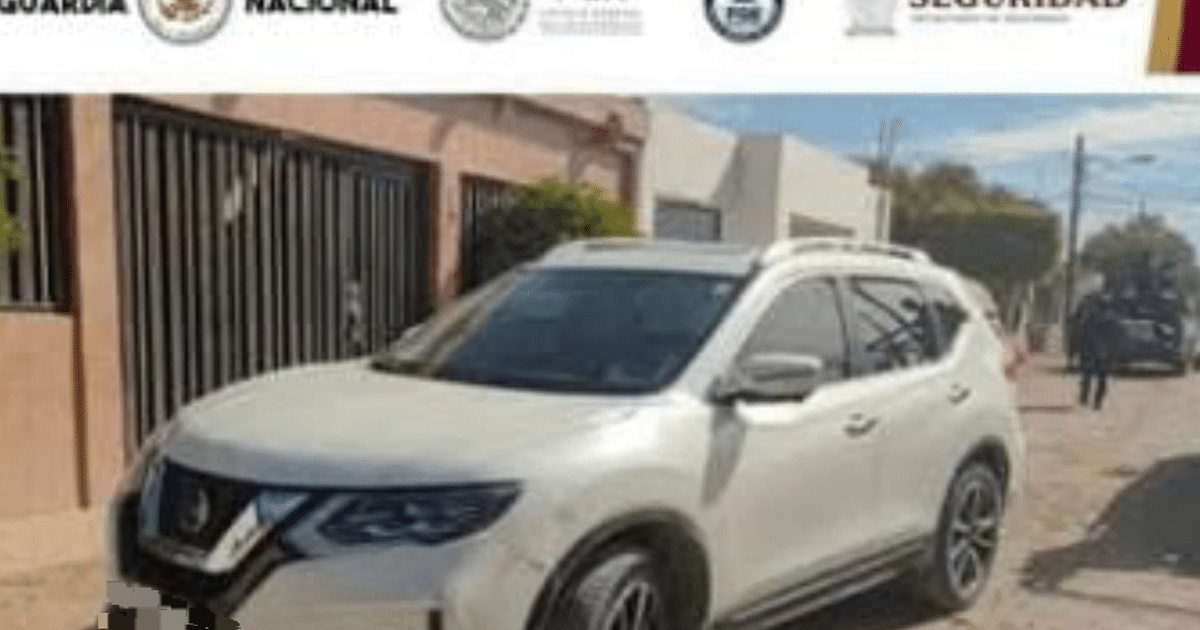 SUV blanco en calle urbana durante operativo de seguridad en Villa Juárez