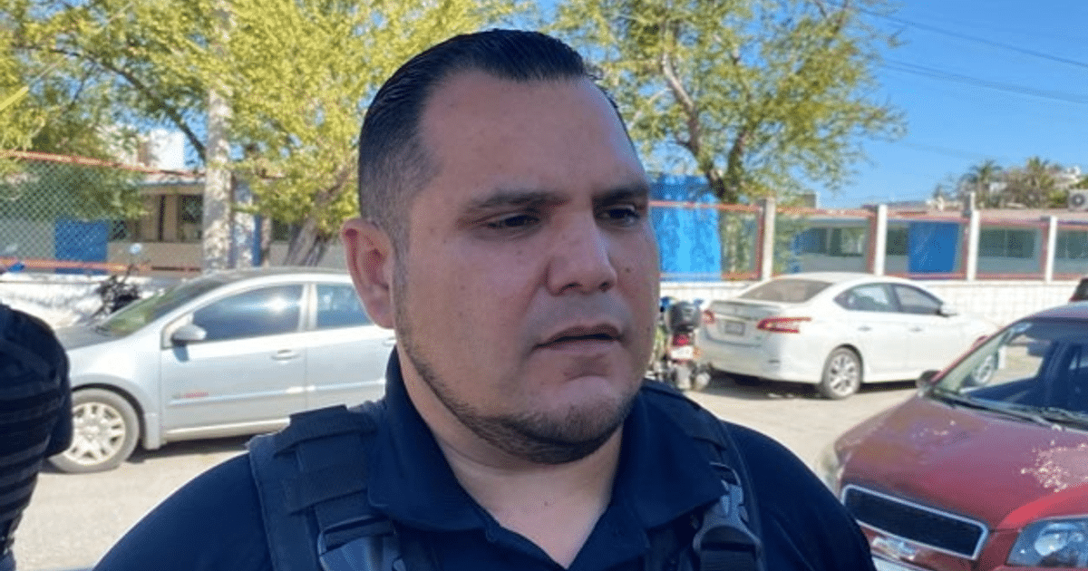 Hombre entrevistado sobre operativos de seguridad en Mazatlán, con fondo urbano y vehículos.