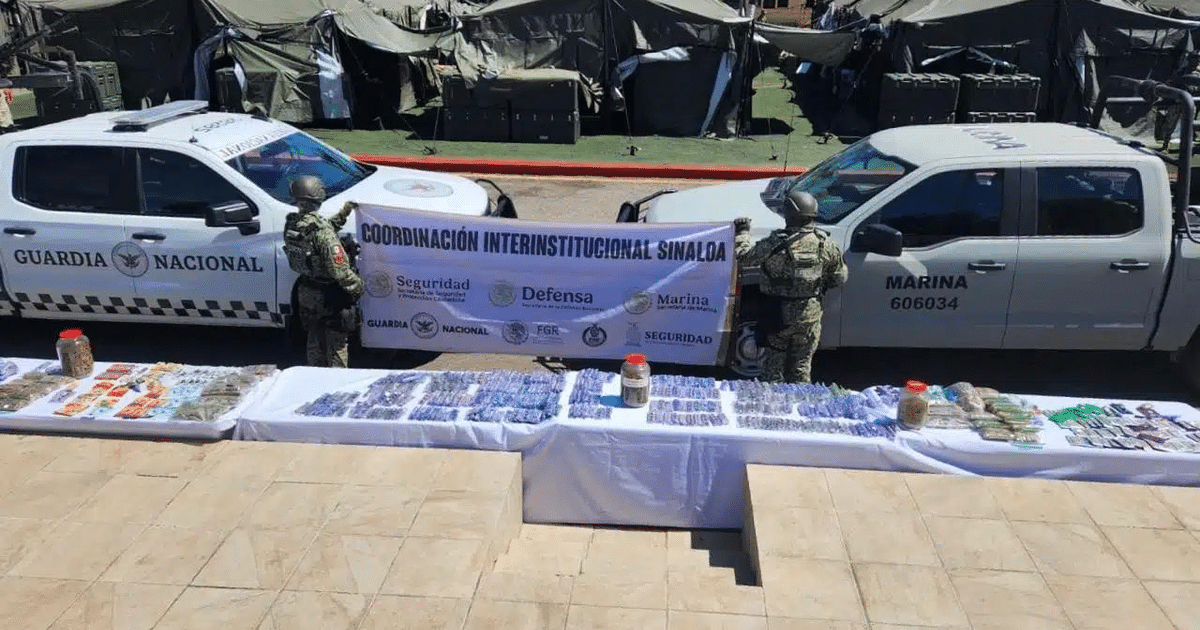 Operativo de seguridad en Mazatlán con vehículos de la Guardia Nacional y Marina, mesa con decomisos y banner de coordinación interinstitucional.