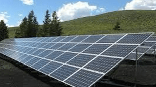 Paneles solares en un paisaje natural, parte del programa de energía renovable de la CFE.