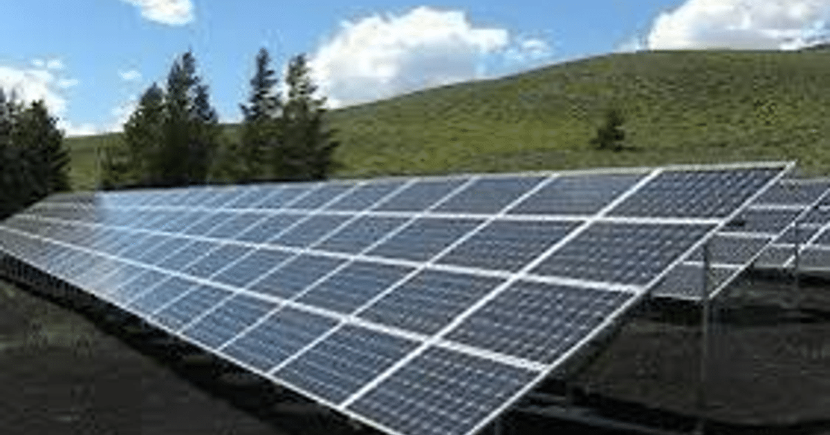 Paneles solares en un paisaje natural, parte del programa de energía renovable de la CFE.