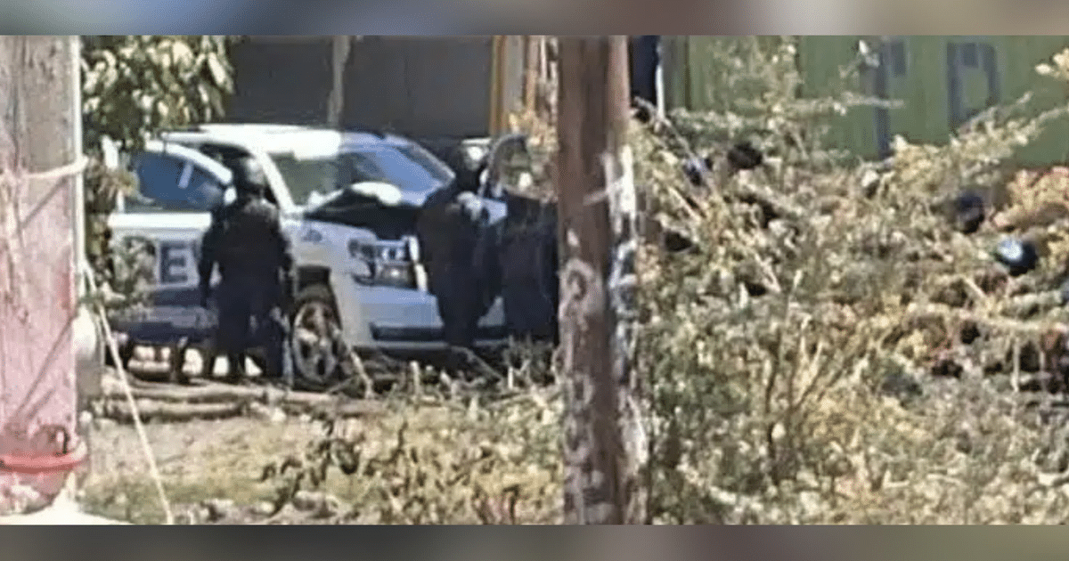 Agentes policiales alrededor de un vehículo en un operativo en Mazatlán