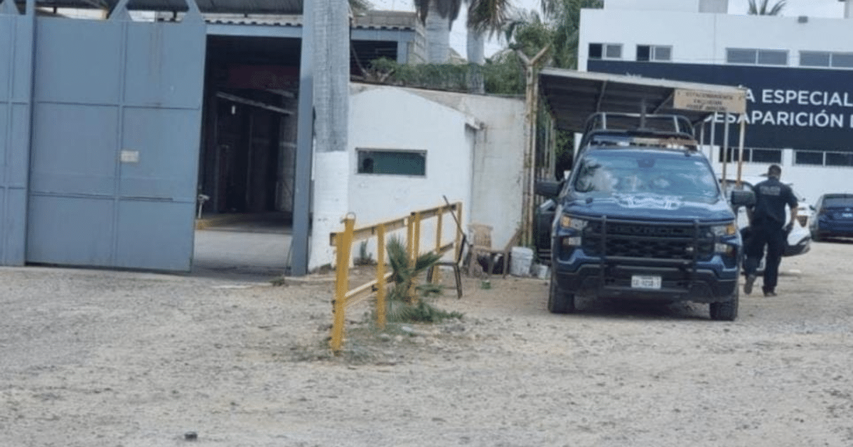 Vehículo policial y personal uniformado en el penal de Culiacán durante un operativo de seguridad.