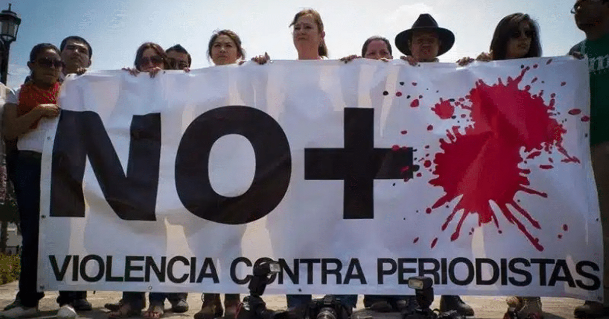 Manifestantes en Culiacán con pancarta 'NO + VIOLENCIA CONTRA PERIODISTAS'