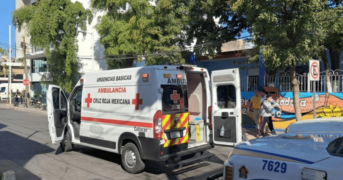 Ambulancia de la Cruz Roja Mexicana en Culiacán tras incidente en secundaria