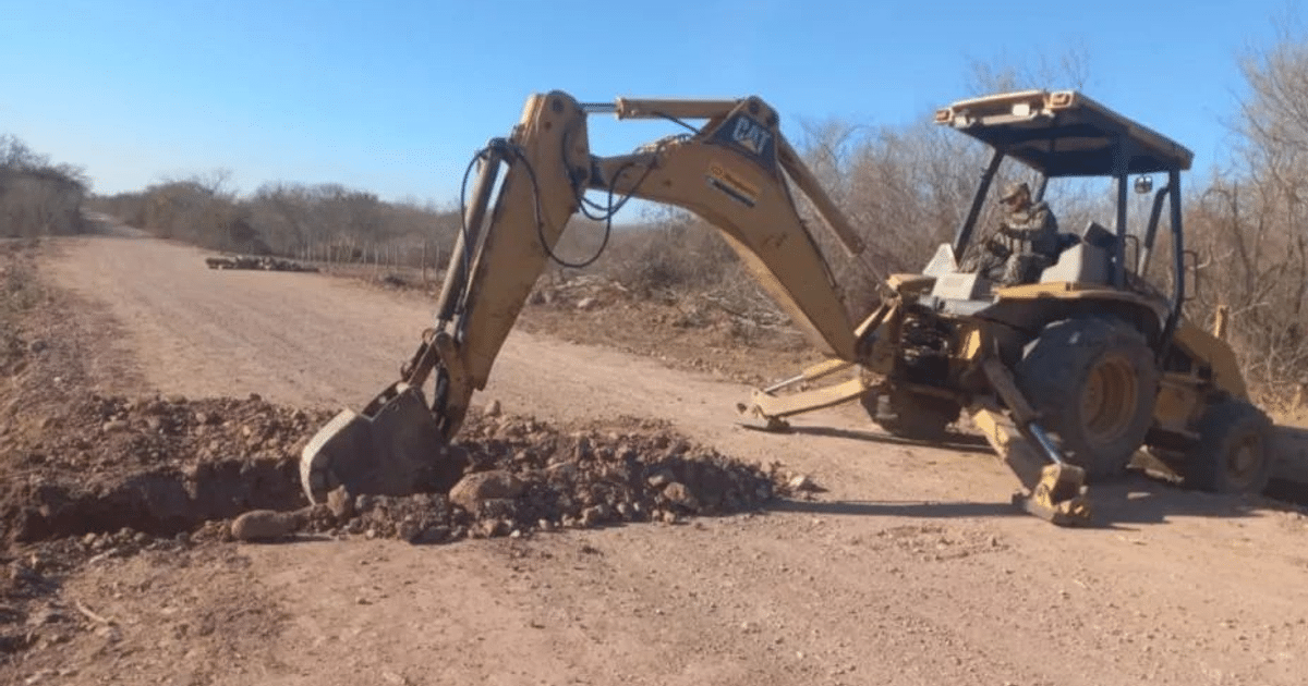 Retroexcavadora en acción durante operativo en Mazatlán