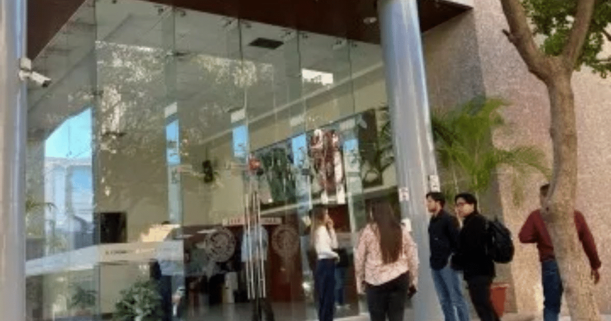 Entrada del Congreso de Sinaloa con personas esperando y cámaras de seguridad visibles.