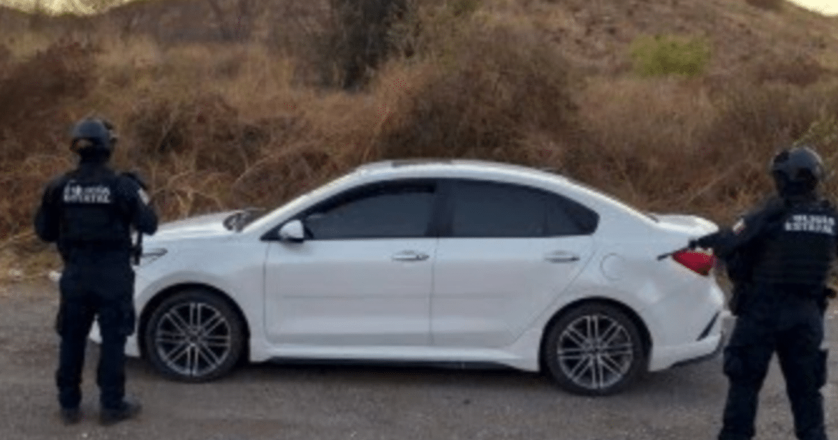 Vehículo blanco en área desierta con agentes de seguridad vigilando, relacionado con operativo en Guamúchil.