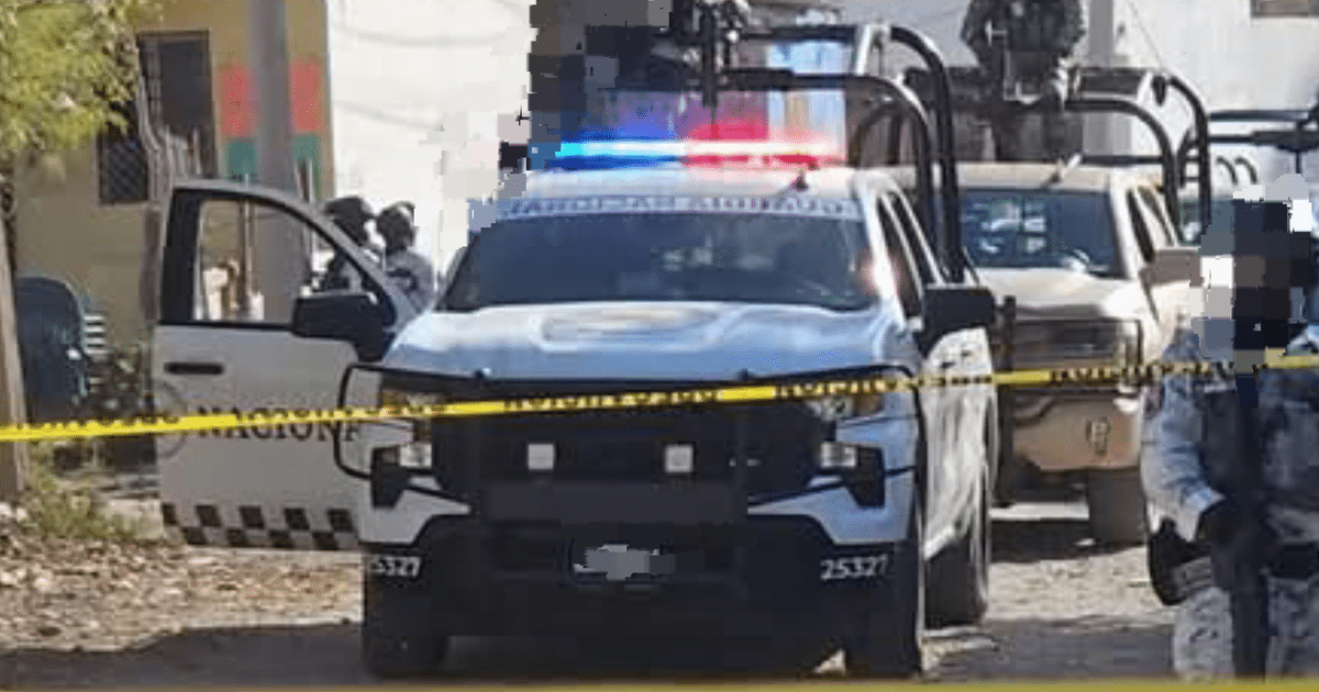 Camioneta de policía con luces encendidas y cintas de advertencia en operativo en Culiacán