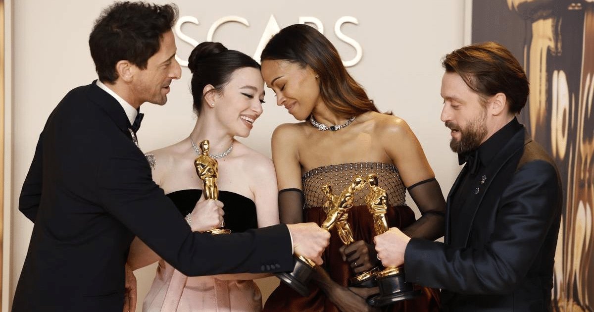 Ganadores de los Premios Óscar 2025 sosteniendo estatuillas en el Dolby Theatre