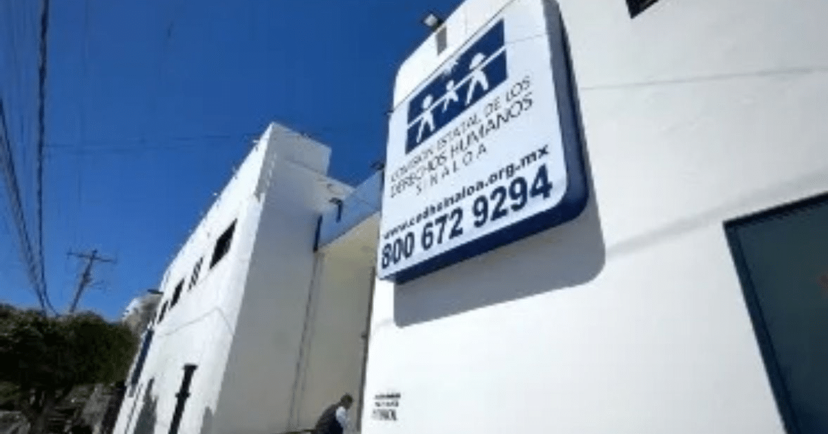 Edificio de derechos humanos en Sinaloa con cartel informativo y cielo azul