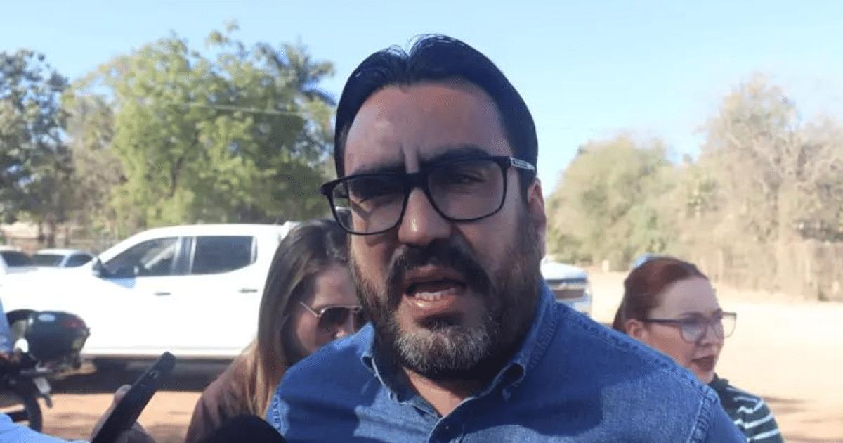 Hombre con barba y gafas discutiendo prórroga de licencia de alcohol en Culiacán