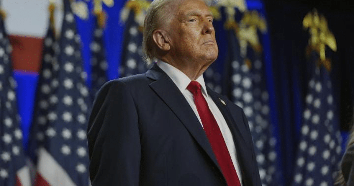 Personas discutiendo sobre los requisitos de ciudadanía y registro de votantes en EE. UU.