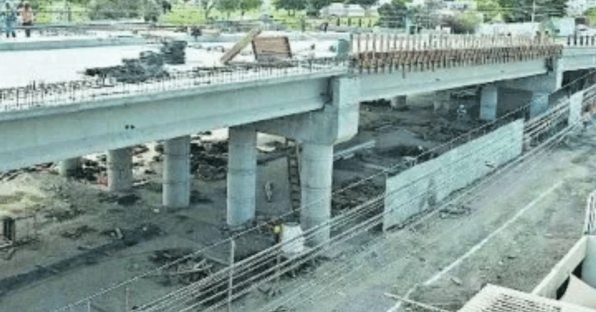 Construcción del puente a desnivel en Mazatlán con pilares de concreto y trabajadores en el sitio