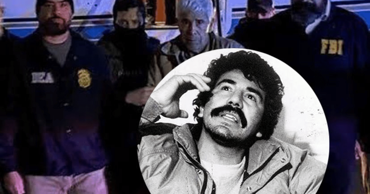 Grupo de personas en una audiencia judicial, con agentes de la ley y un retrato en blanco y negro de un hombre con bigote.