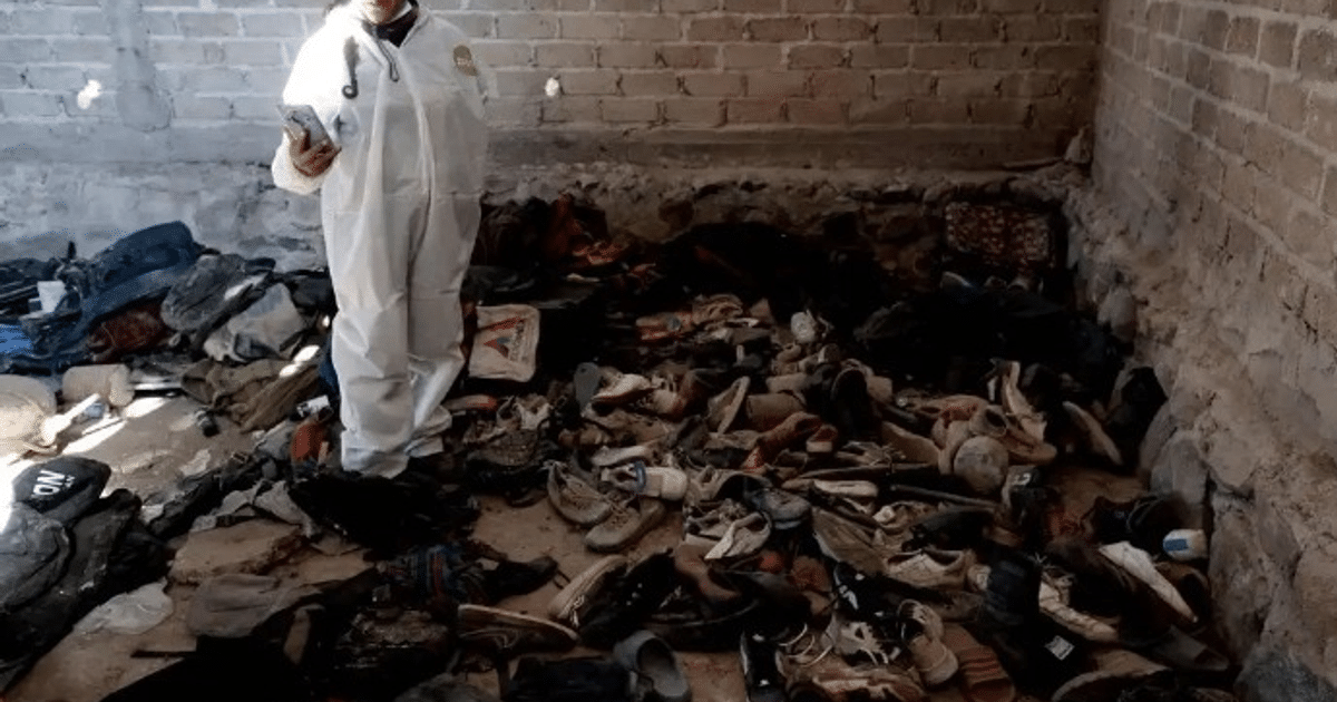 Interior desordenado con zapatos y ropa en un sitio de terrorismo prolongado