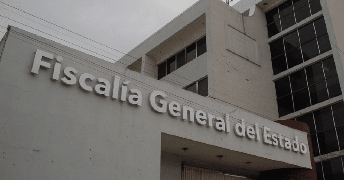 Edificio de la Fiscalía General del Estado con letras prominentes y diseño moderno bajo un cielo nublado.