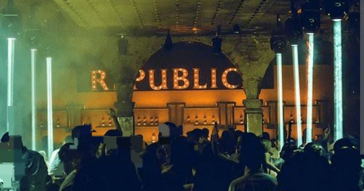 Club nocturno lleno de gente con letrero 'REPUBLIC' y luces de colores en Culiacán.