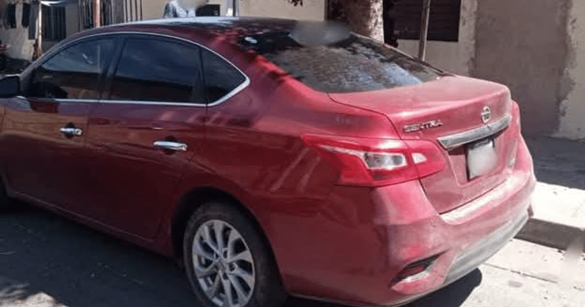 Nissan Sentra rojo recuperado en operativo de seguridad en Culiacán