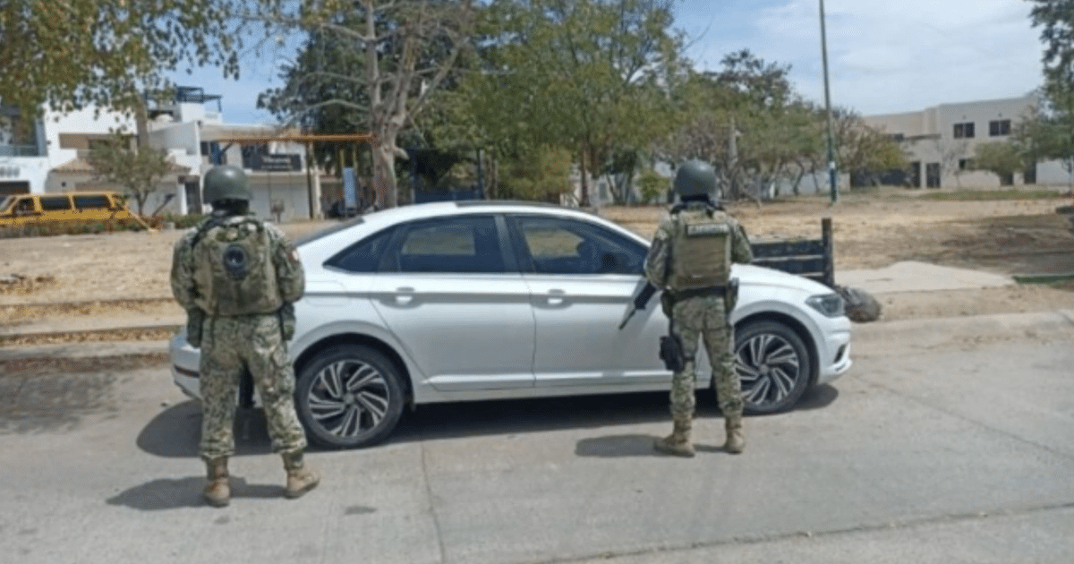 Soldados junto a un automóvil blanco en operativo de recuperación de vehículo robado en Culiacán