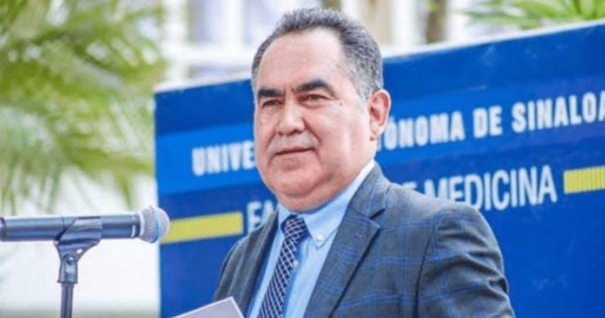 Persona en evento de la Facultad de Medicina de la UAS