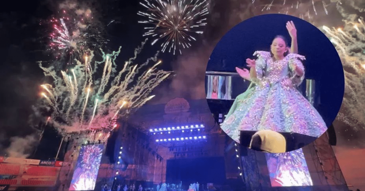 Fuegos artificiales iluminan el cielo en la coronación de Ángela I en el Carnaval de Mazatlán 2025, con una figura central en traje colorido en el escenario.