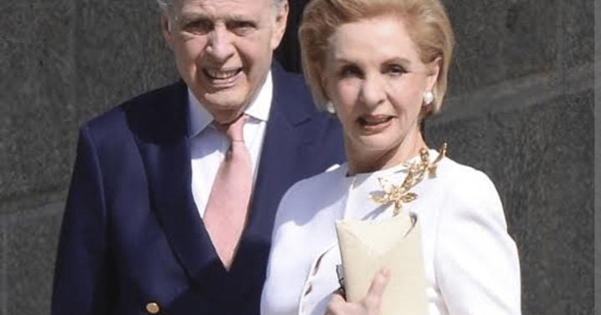 Dos personas vestidas elegantemente en un evento formal en Manhattan.