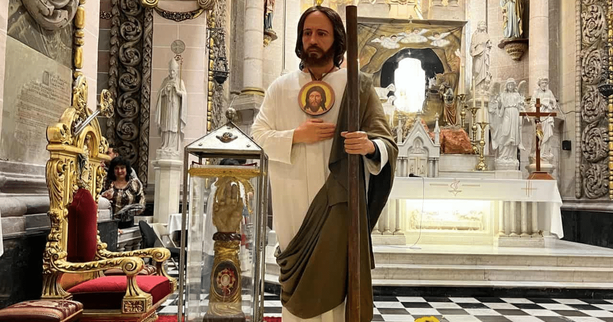 Estatua de Jesucristo en iglesia con altar y detalles arquitectónicos