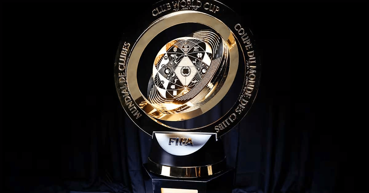 Trofeo dorado de la Copa Mundial de Clubes de la FIFA con inscripciones en varios idiomas sobre un fondo oscuro.