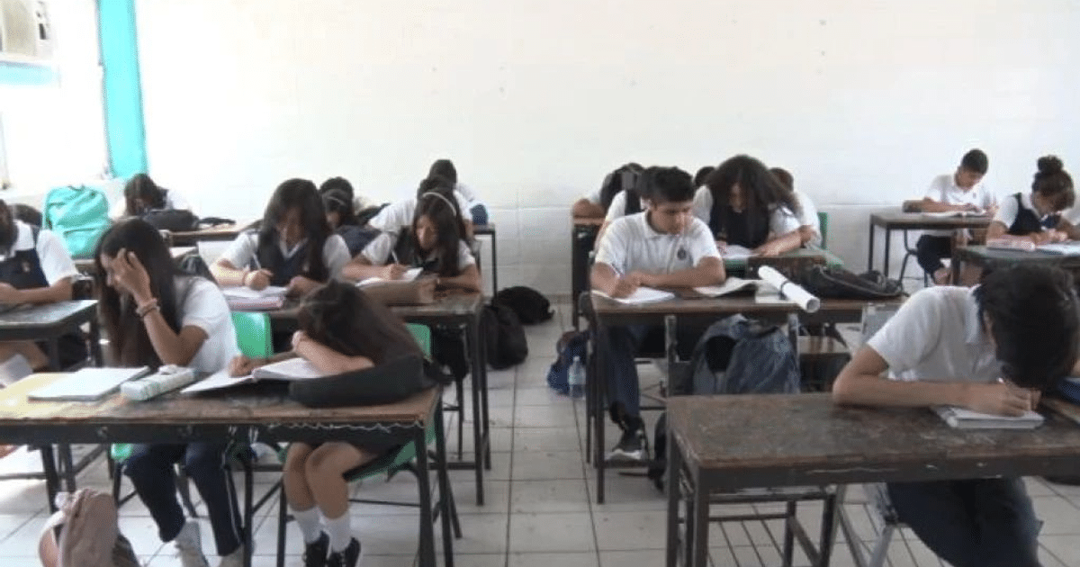 Estudiantes en aula escolar concentrados en sus tareas, vinculados al programa Repatriación Digna en Sinaloa.