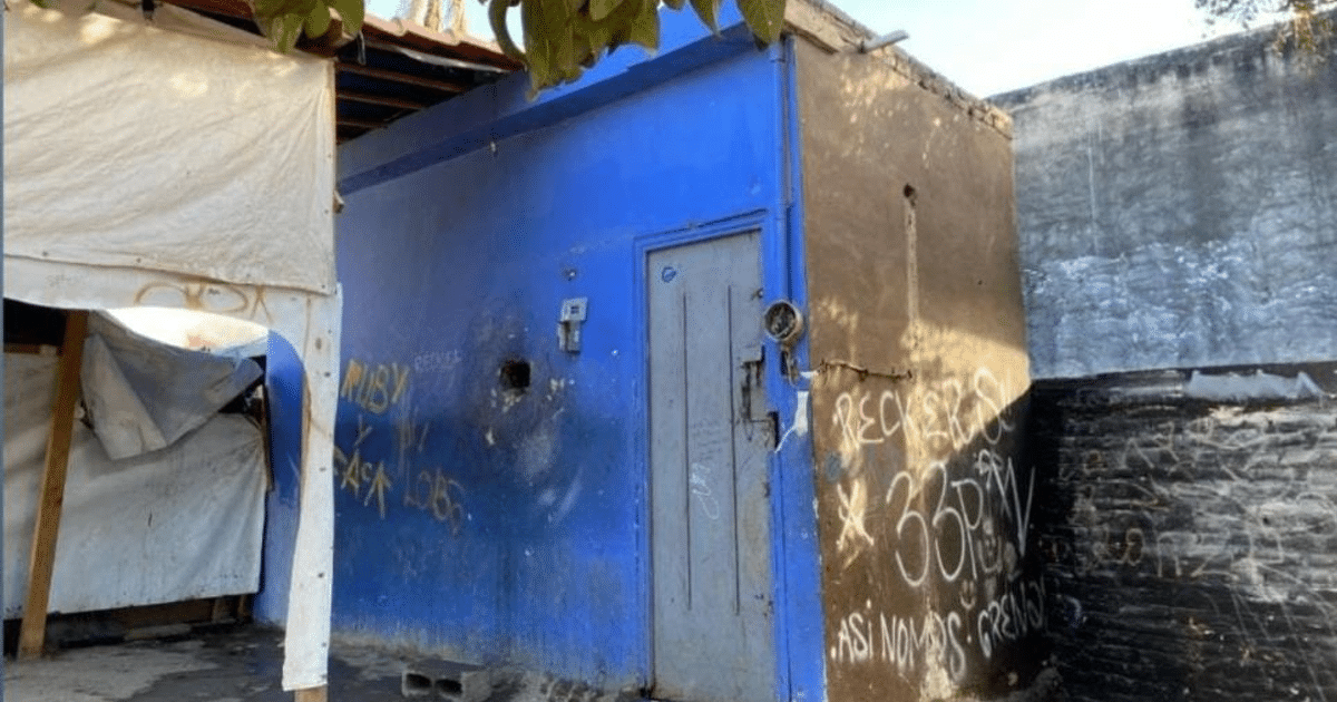 Estructura azul con graffiti en Mazatlán, escenario de un operativo de rescate.