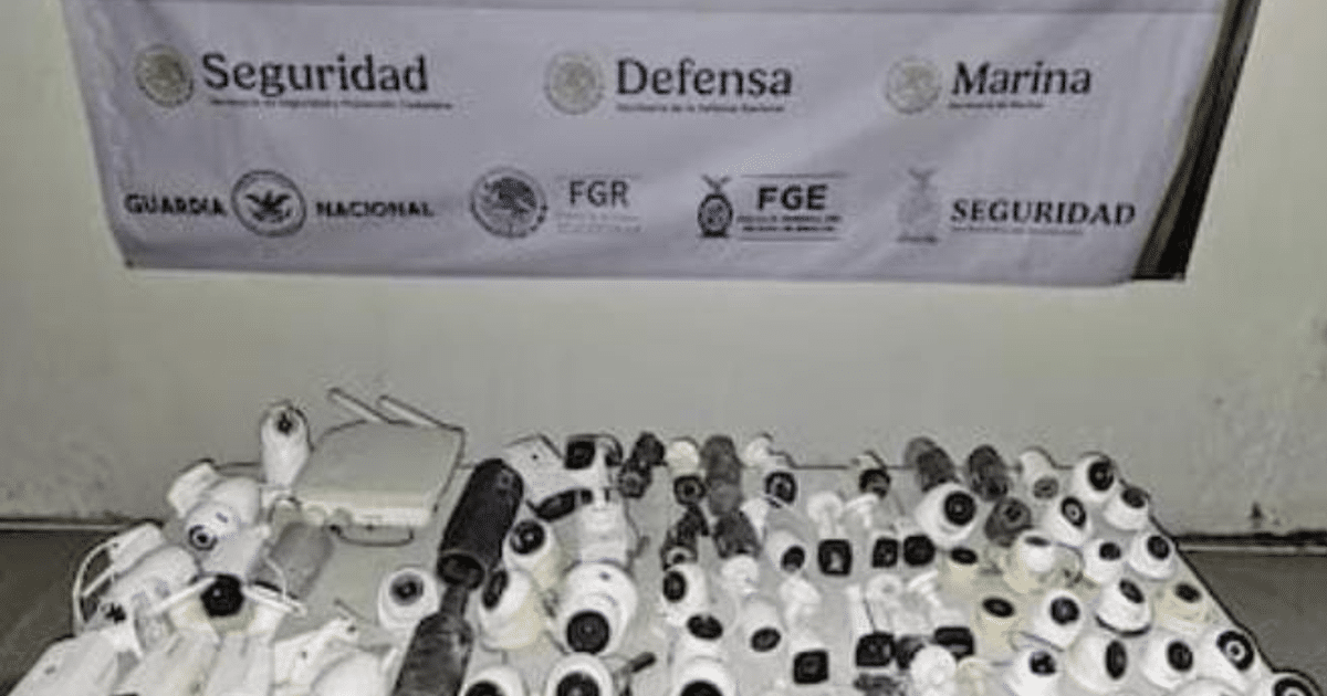 Cámaras de seguridad en mesa con banner de instituciones mexicanas al fondo