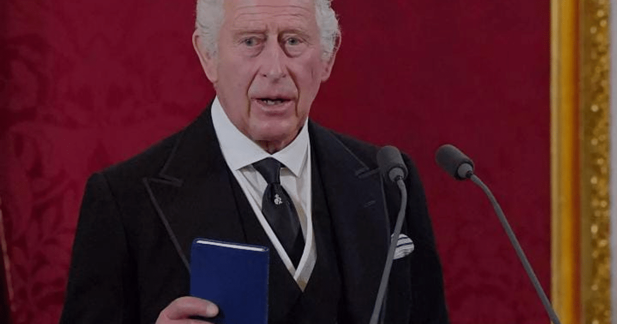 Monarca del Reino Unido en observación hospitalaria por efectos secundarios de tratamiento