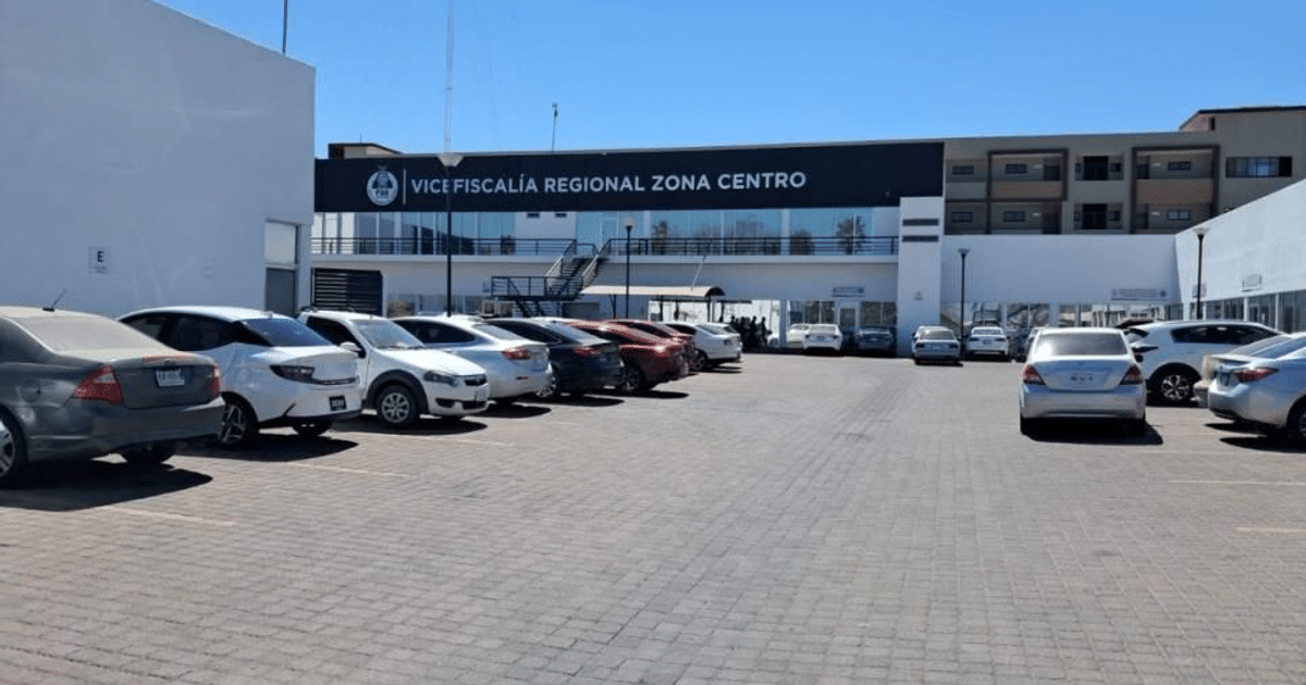 Estacionamiento con automóviles y edificio de la Vicefiscalía Regional Zona Centro en Culiacán