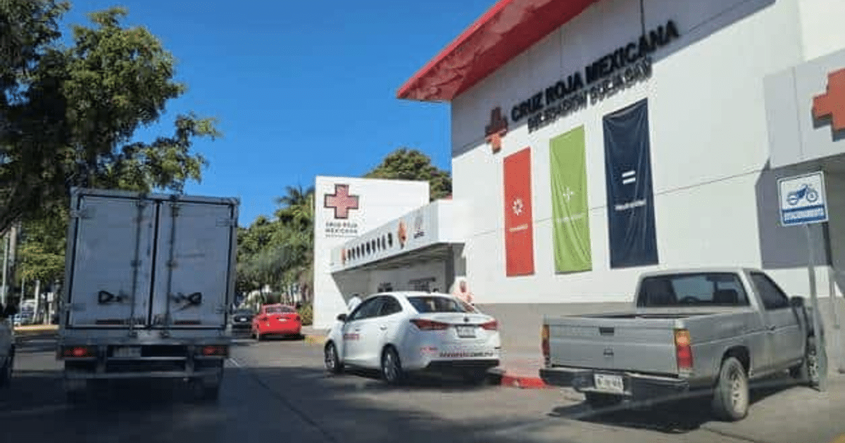 Edificio de la Cruz Roja Mexicana en Culiacán con vehículos y banderas