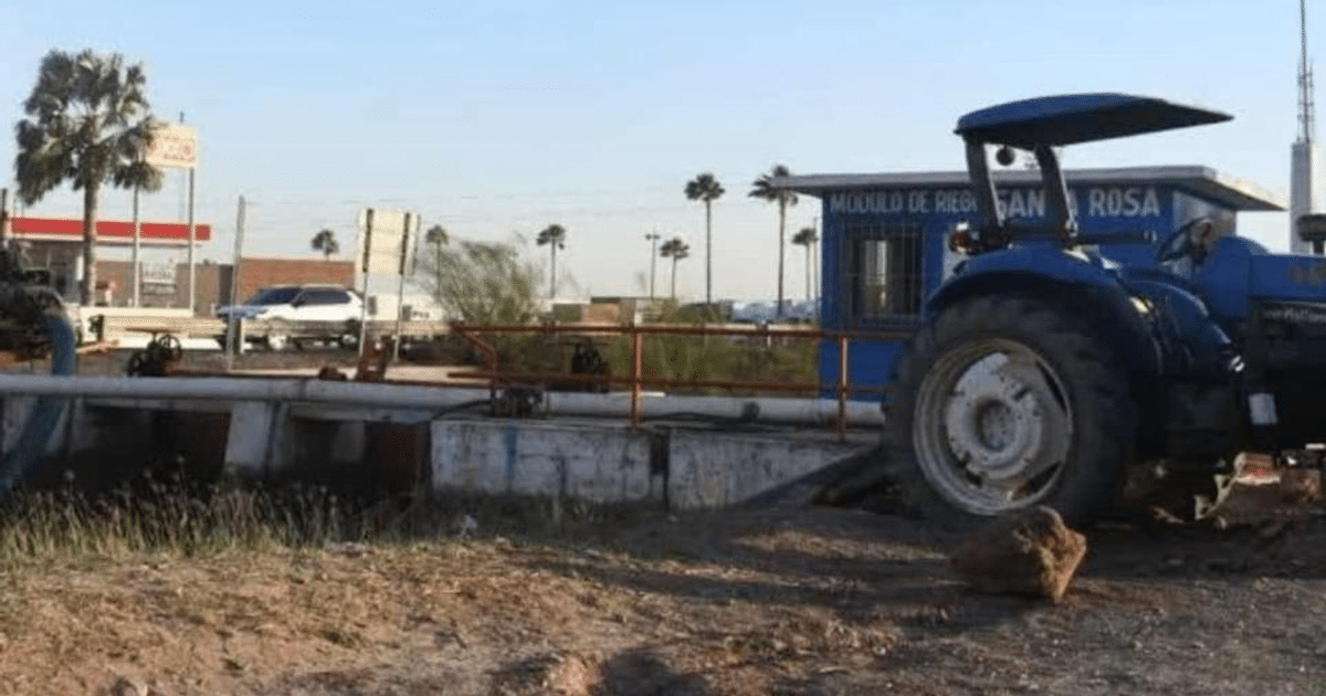 Tractor azul junto a módulo de riego en Ahome, relacionado con el robo de agua en el canal Lateral 18.