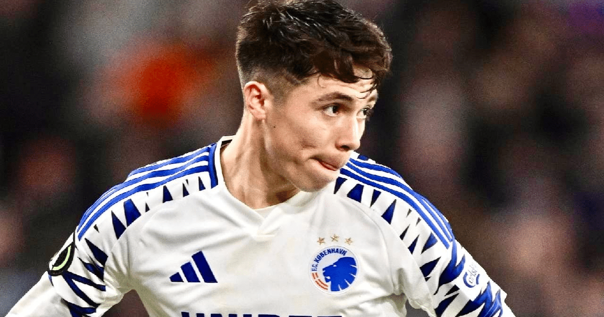 Rodrigo Huescas, jugador del FC Copenhague, en acción con camiseta blanca y detalles azules.