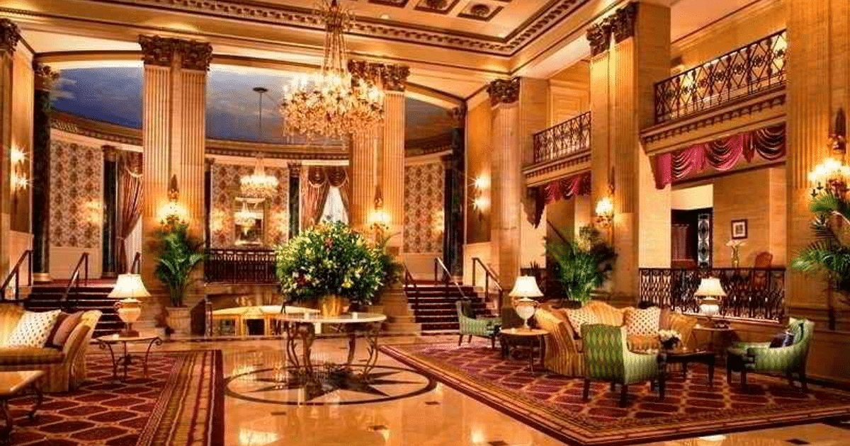 Vestíbulo del Roosevelt Hotel con decoración elegante y función migratoria en Manhattan.