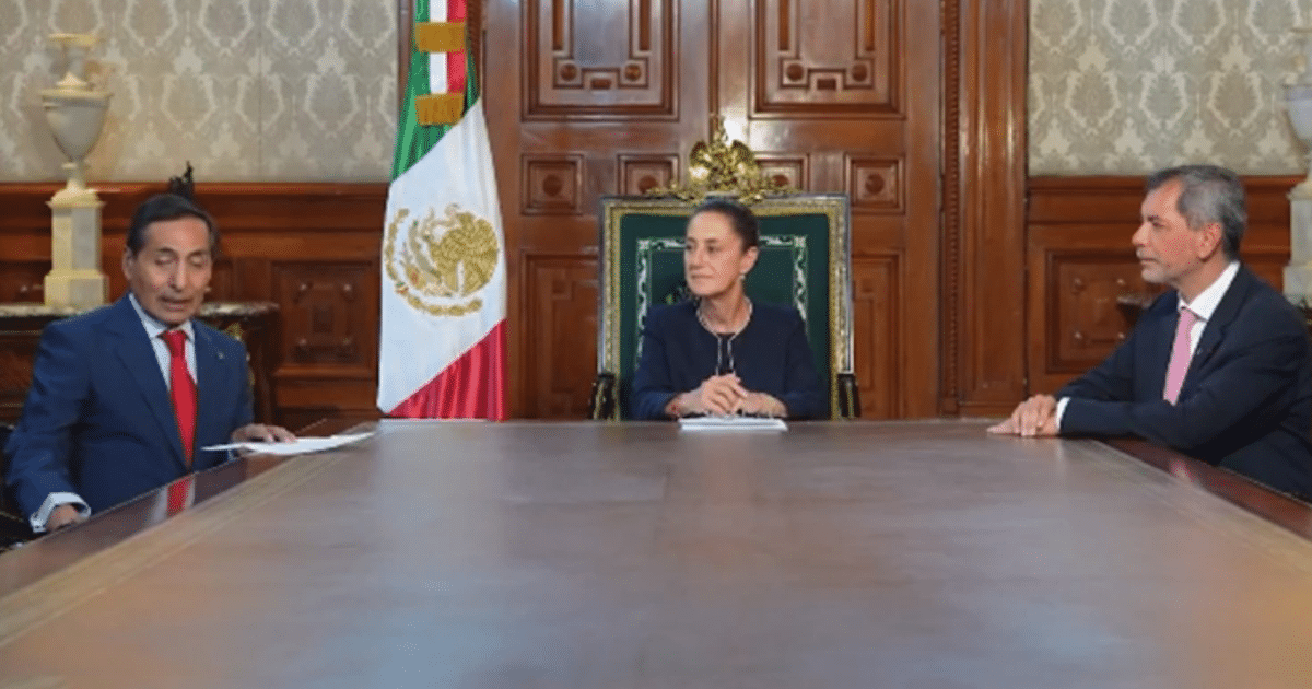 Tres personas en una reunión formal con una bandera de México en el fondo, simbolizando la transición en la Secretaría de Hacienda.