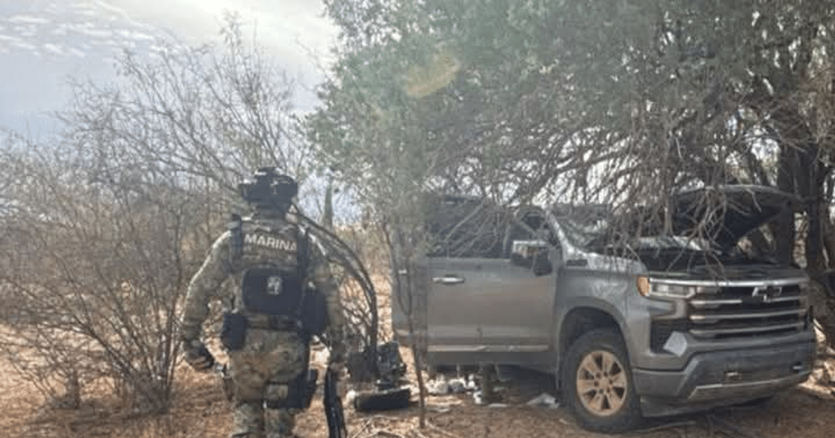 Miembro de la Marina observa vehículo gris en operativo en Guaymas