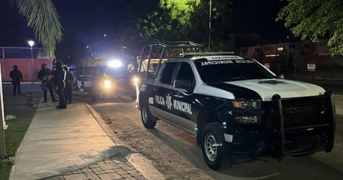 Operativo policial nocturno en Culiacán con vehículos y agentes de la Policía Municipal