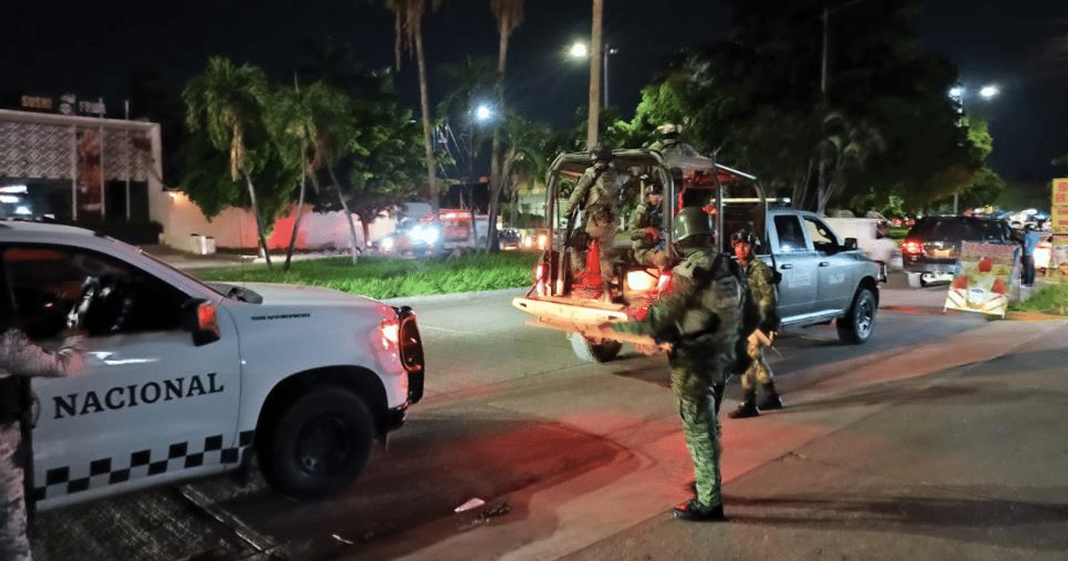 Operativo nocturno en Culiacán con patrullas y personal armado tras incidente de privación de libertad.