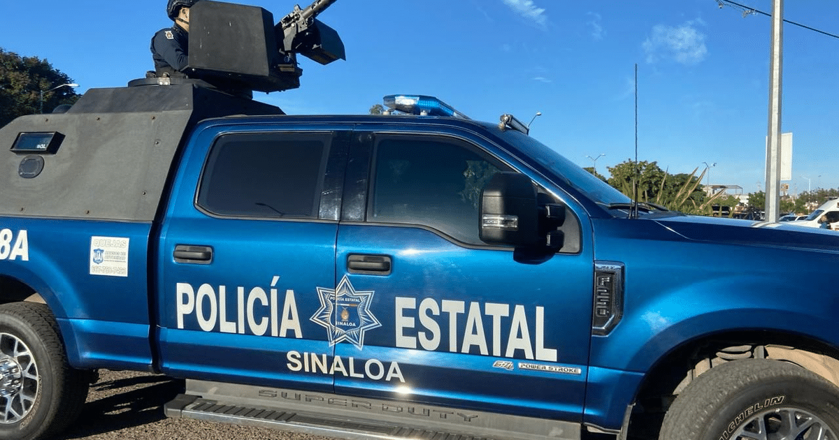 Camioneta de la policía estatal de Sinaloa con blindaje y arma montada en Culiacán