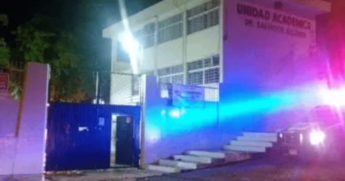 Edificio Dr. Salvador Allende iluminado por luces azules y moradas en Culiacán