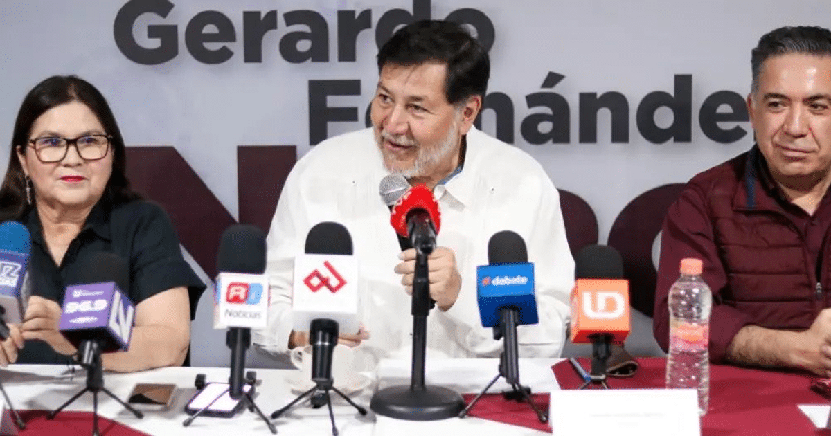 Senador Gerardo Fernández en conferencia de prensa sobre seguridad en Sinaloa, rodeado de micrófonos y documentos.