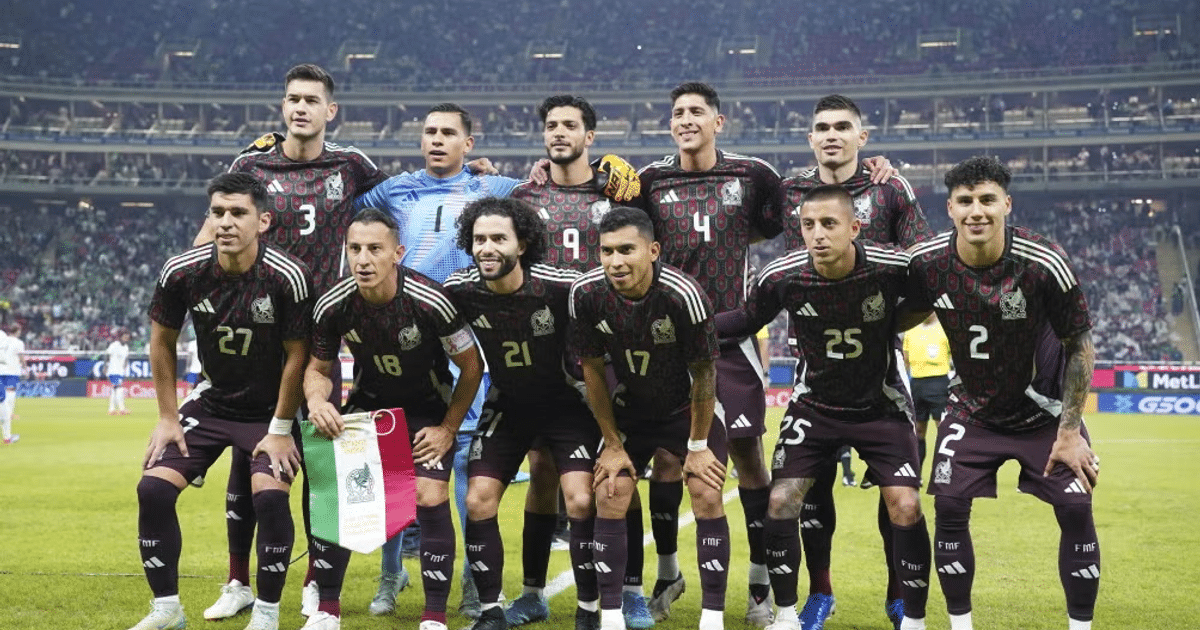 Jugadores de la Selección Mexicana posando en el SoFi Stadium antes del partido contra Canadá en la Nations League.
