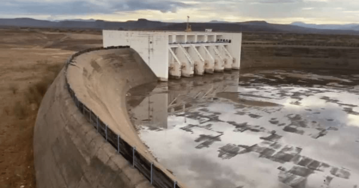 Estructura de control de agua en Sinaloa con compuertas y terreno árido