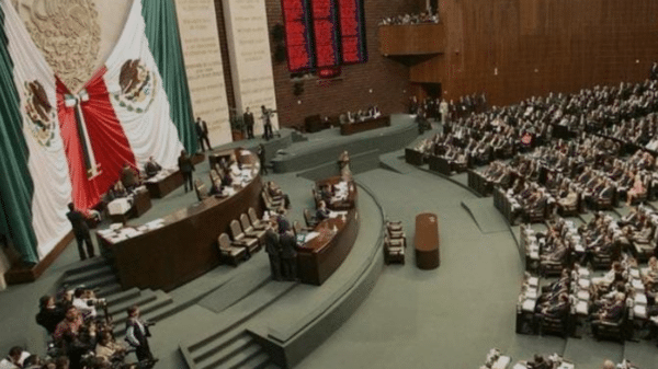 Sesión legislativa en el Congreso de México con telón de la bandera mexicana y discusión sobre digitalización de trámites.