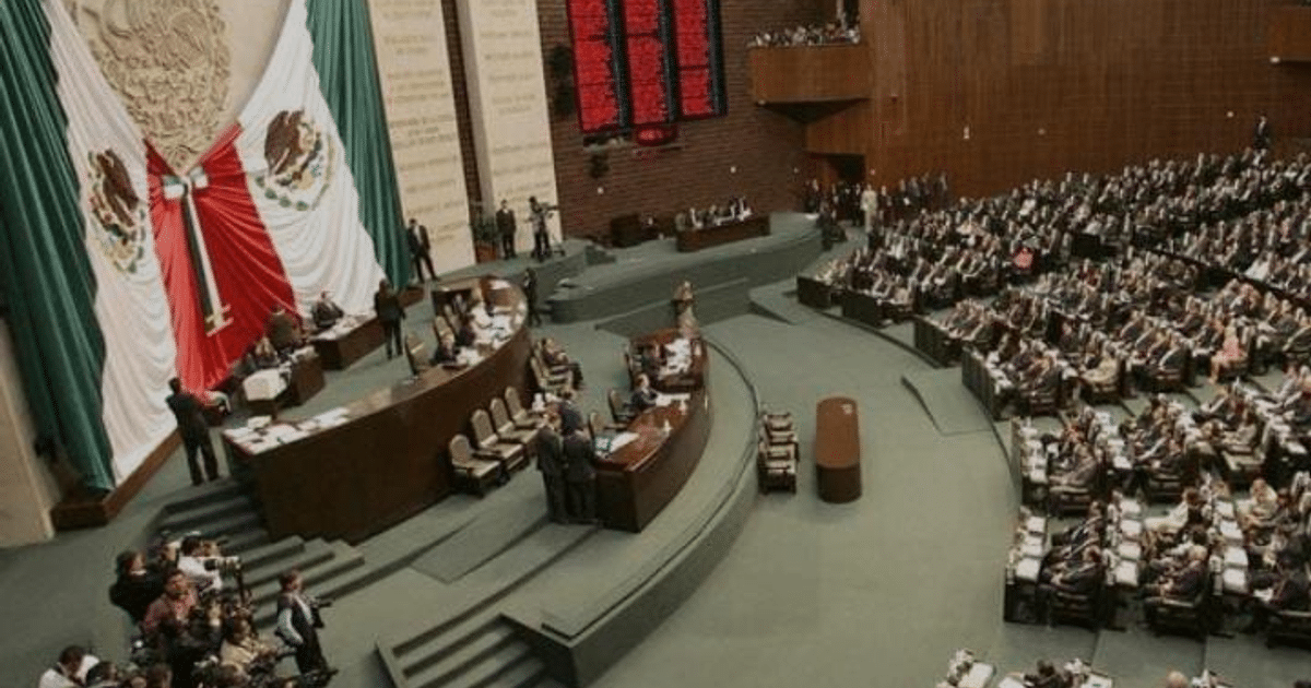 Sesión legislativa en el Congreso de México con telón de la bandera mexicana y discusión sobre digitalización de trámites.